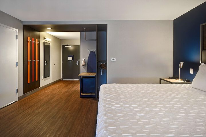 1 King Bed (17 of 18)