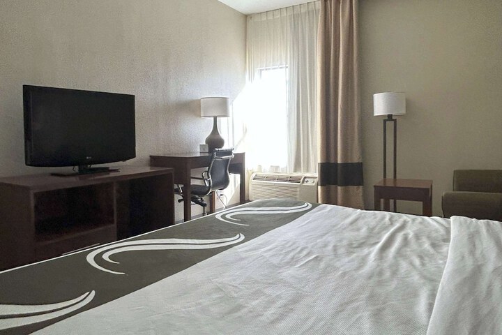 1 King Bed (5 of 9)