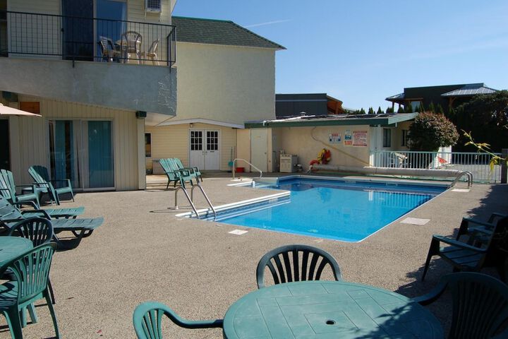 Swimming pool at Summerland Motel