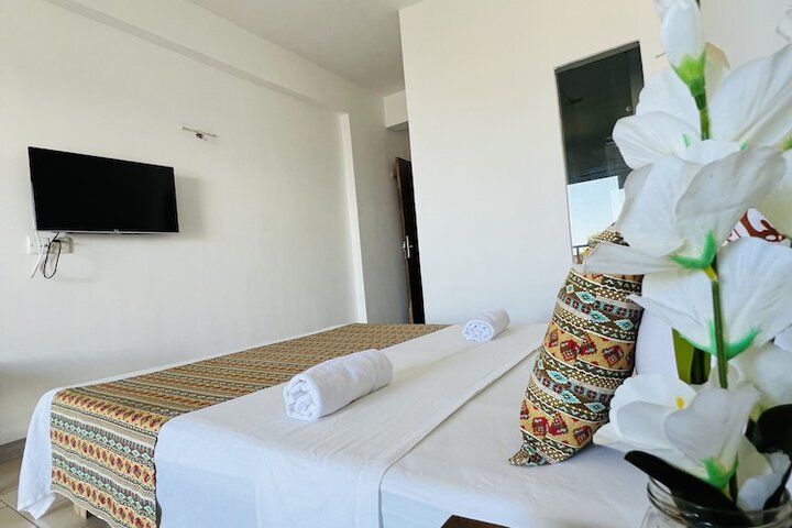 Room 10 of 14