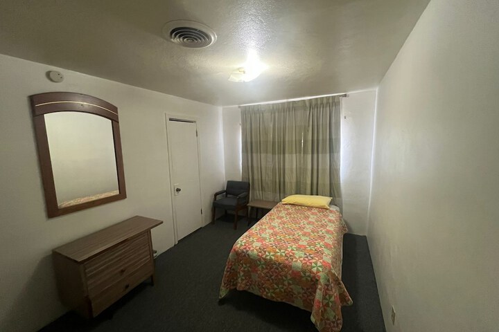 Room 5 of 12
