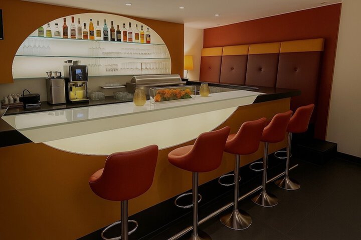 Lounge 76 of 83