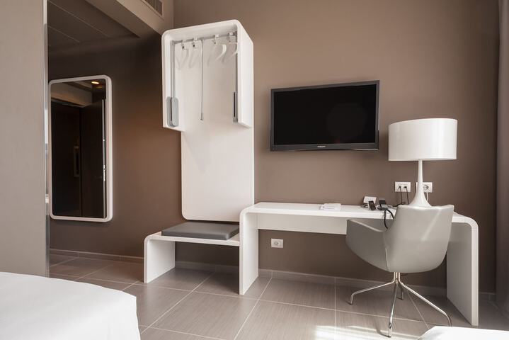Room 11 of 76