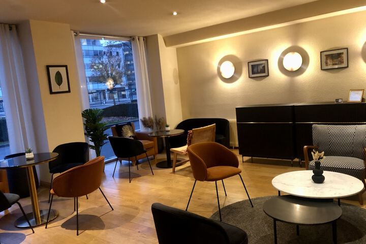 Lounge 42 of 54