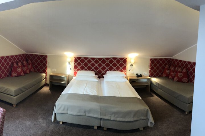 Room 9 of 66