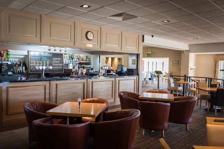 Lounge 44 of 60