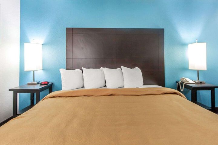 1 King Bed (10 of 10)