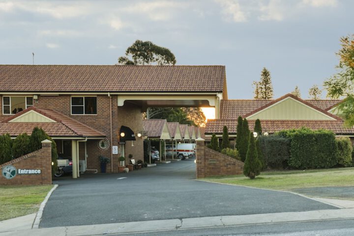 Exterior of Cotswold Motor Inn