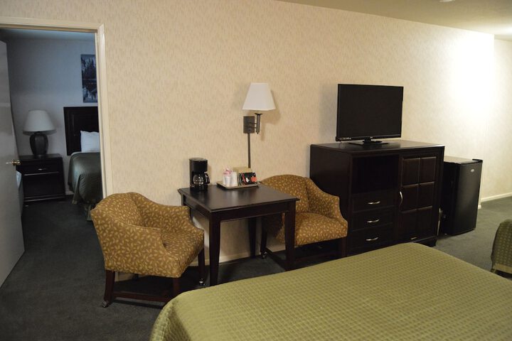 2 Queen Beds (11 of 18)