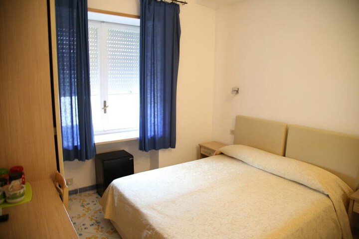 Room 6 of 25