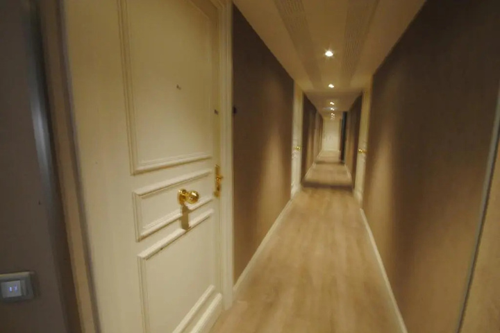 Room 6 of 8