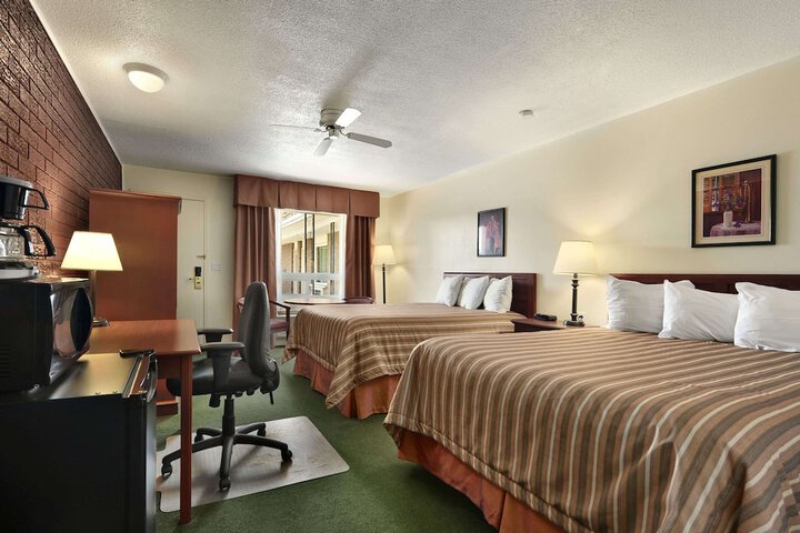 1 Queen Bed (8 of 16)