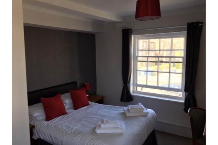 Room 6 of 28