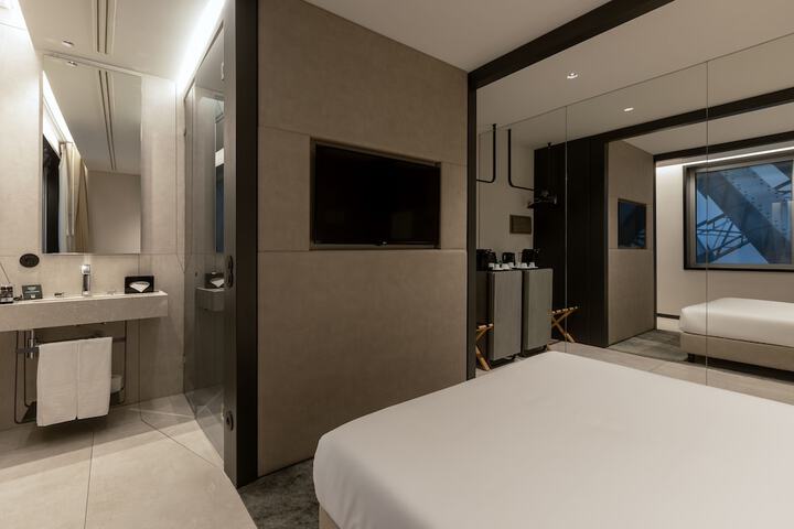 Room 28 of 51