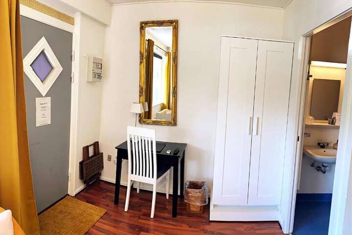 Room 17 of 76