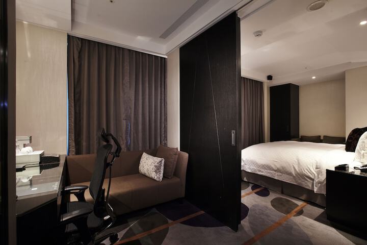 Room 33 of 58