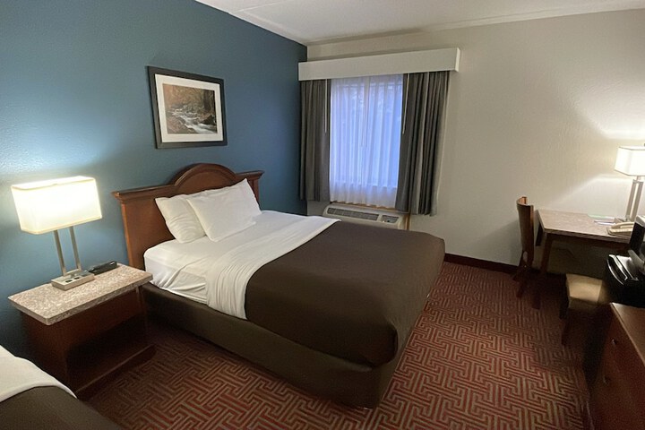 2 Queen Beds (1 of 6)