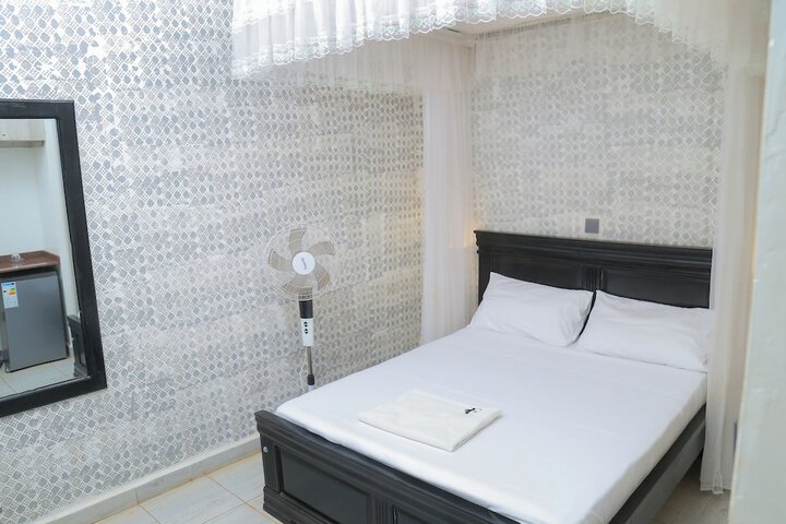 Room 7 of 18