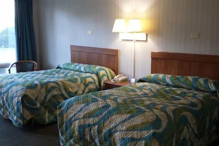 Room 10 of 32