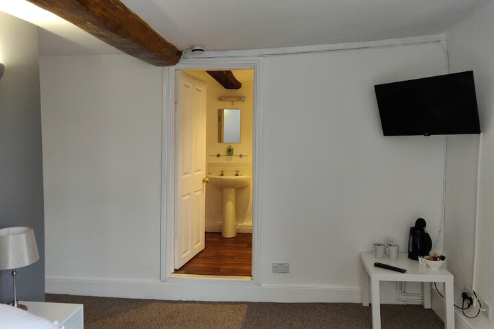 Room 10 of 32