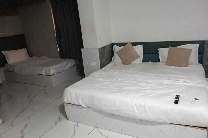 Room 4 of 9
