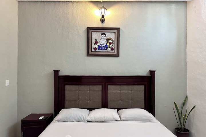Room 4 of 16