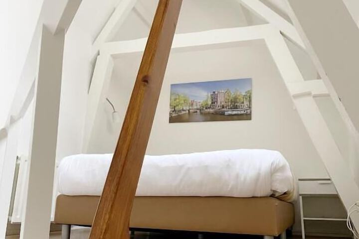 Room 6 of 34