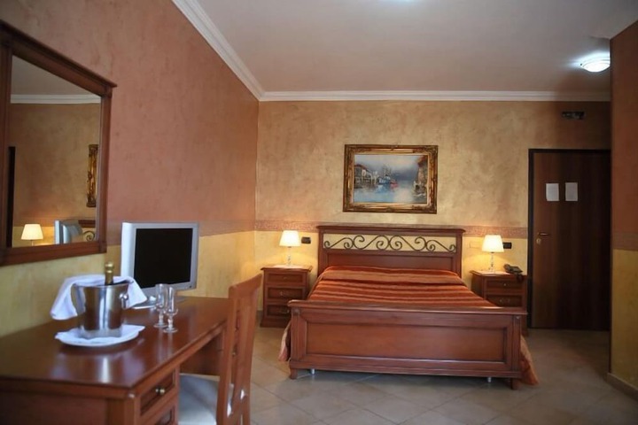 Room 4 of 62