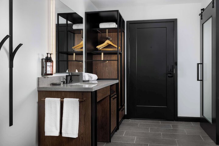 Compact Queen Room (2 of 23)