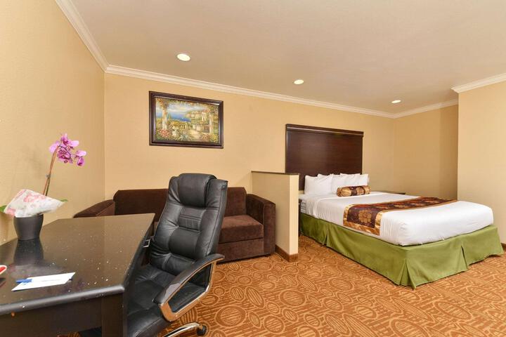 1 King Bed Accessible (12 of 18)