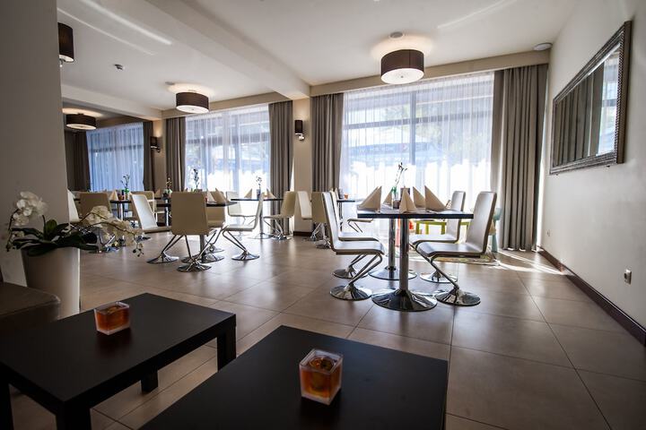 Dining 48 of 77