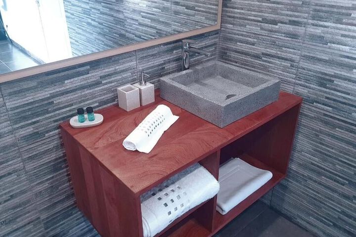 Room 6 of 8
