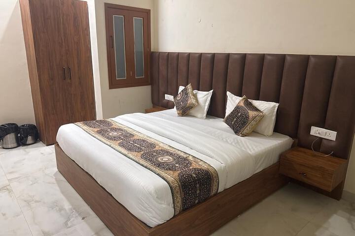 Room 3 of 9