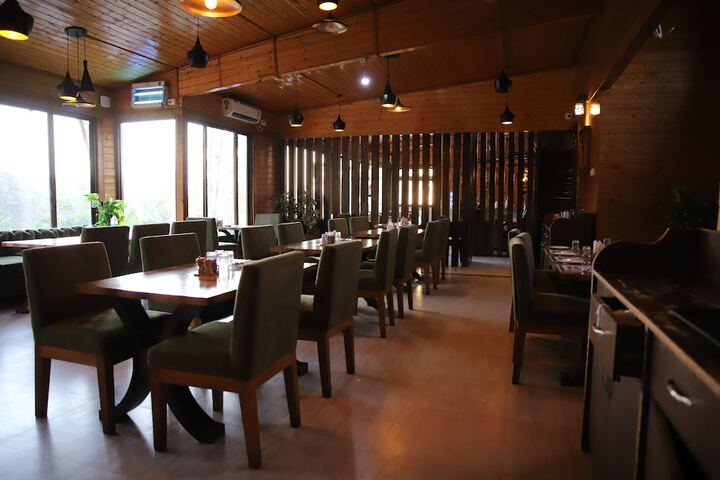 Dining 34 of 68