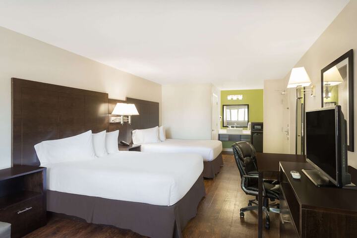 1 King Bed (2 of 17)