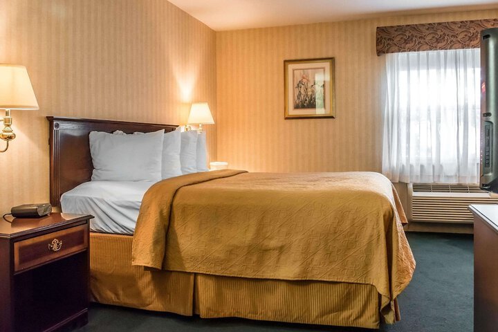 1 King Bed (8 of 9)