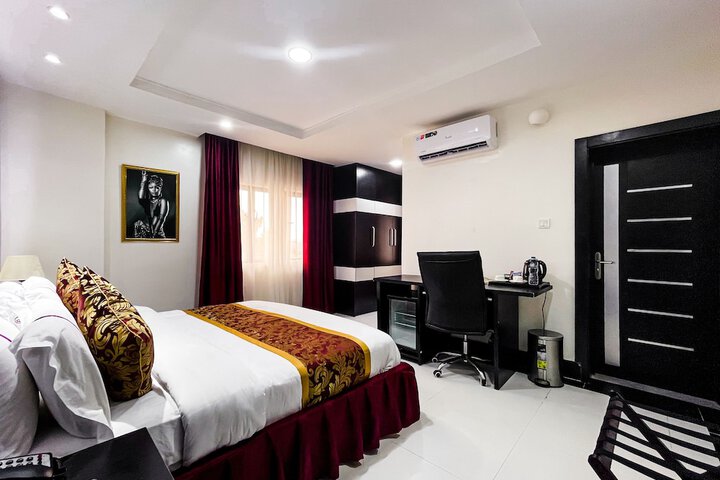 Room 4 of 25