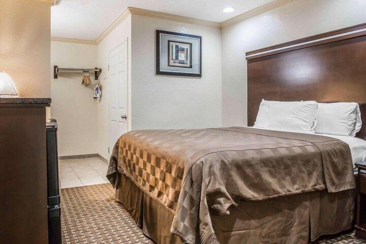 1 Queen Bed (27 of 28)
