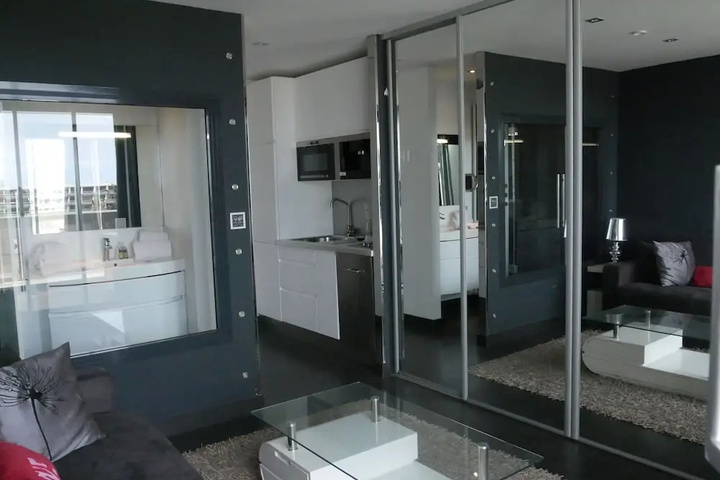 Room 4 of 9