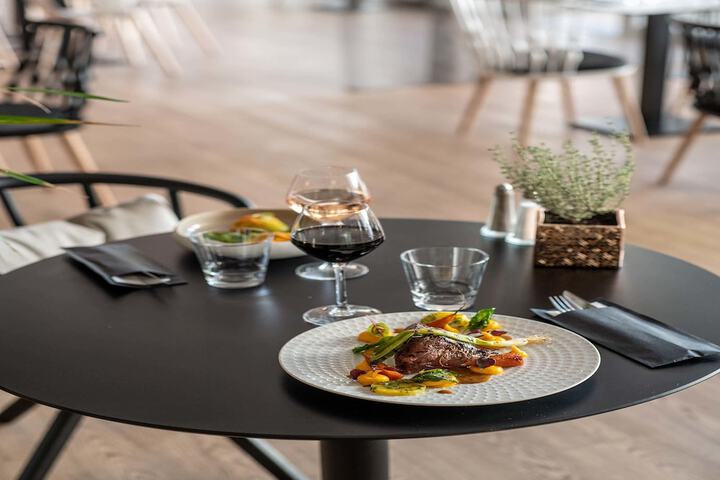 Dining 75 of 103