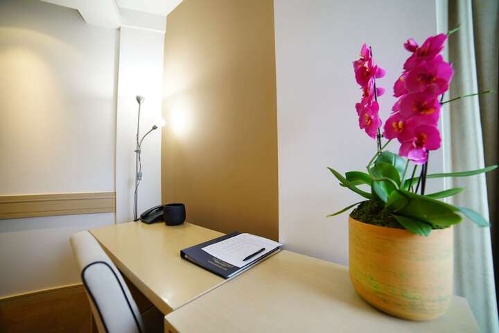 Room 10 of 38