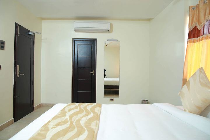 Room 11 of 28