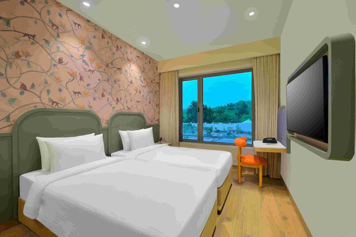 Room 6 of 13