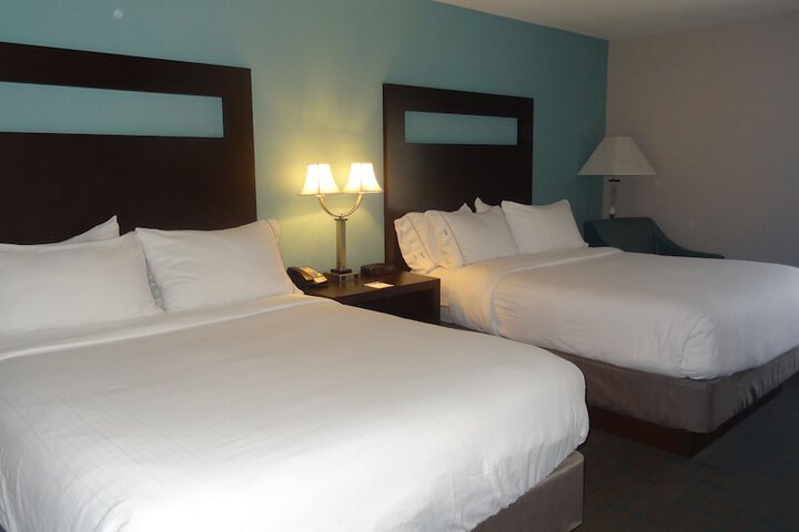 1 Queen Bed (8 of 8)