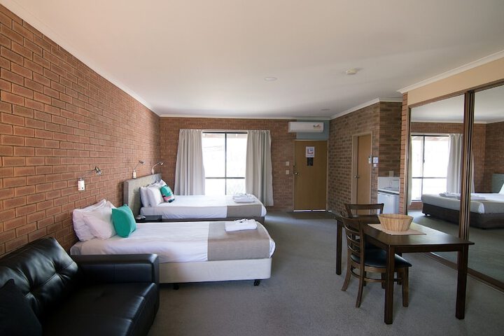 Room 4 of 61