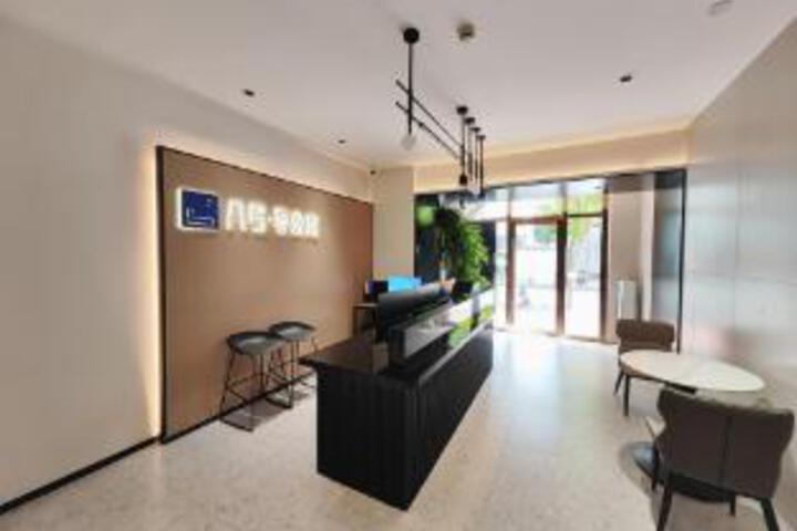 No. 8 Season Hotel Apartment (Huaqiangbei Huaxin Metro Station Branch)