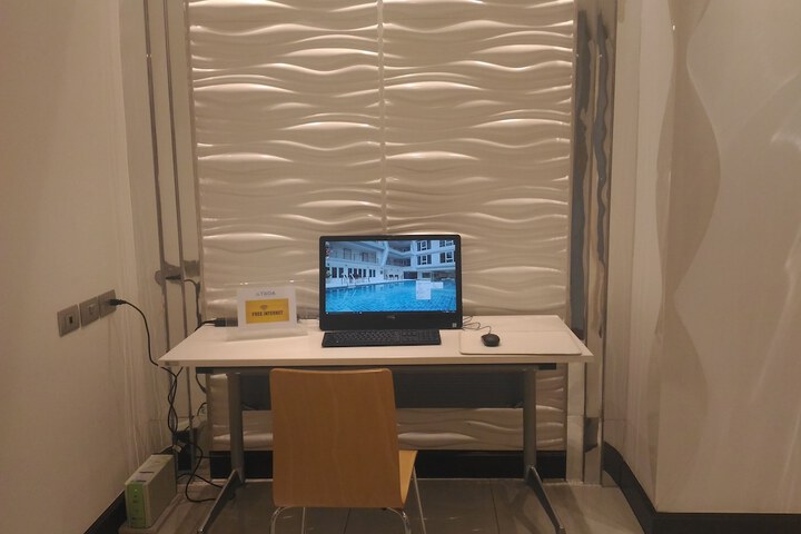 Business Center 73 of 81