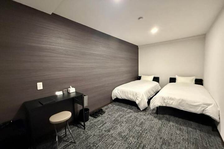 Room 7 of 14