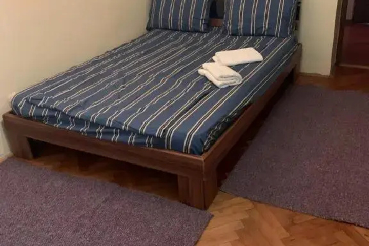 Room 5 of 9