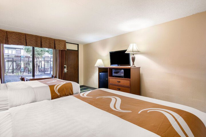 2 Queen Beds (3 of 6)